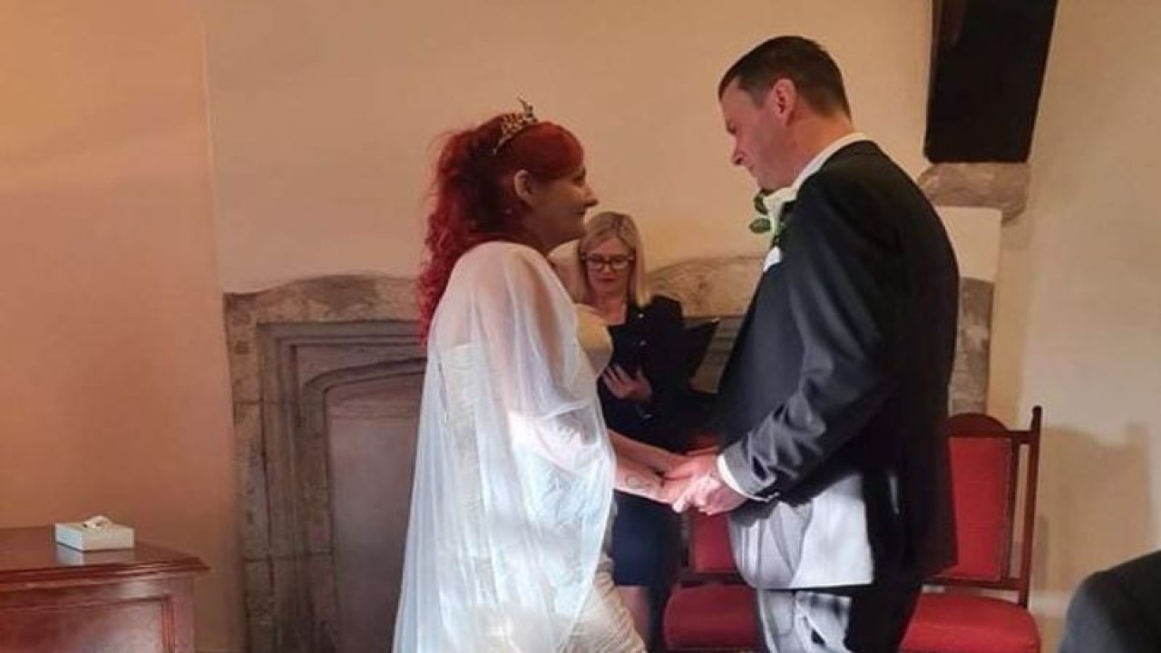 Ben Peterson dan Amy Peterson menikah. (DailyStar)