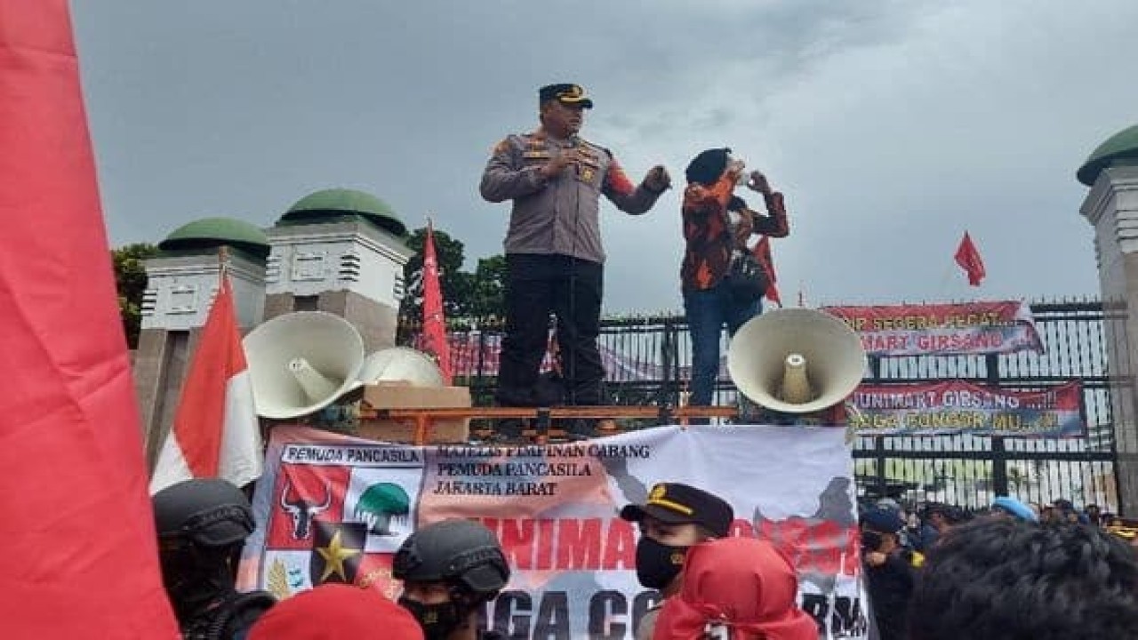 Kapolres Jakpus Kombes Hengki Haryadi sampai naik ke mobil komando aksi PP di DPR/ist