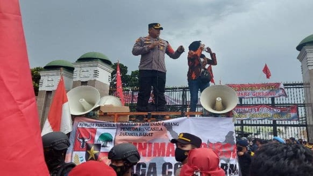 Kapolres Jakpus Kombes Hengki Haryadi naik ke mobil komando meminta massa untuk membubarkan diri/ist