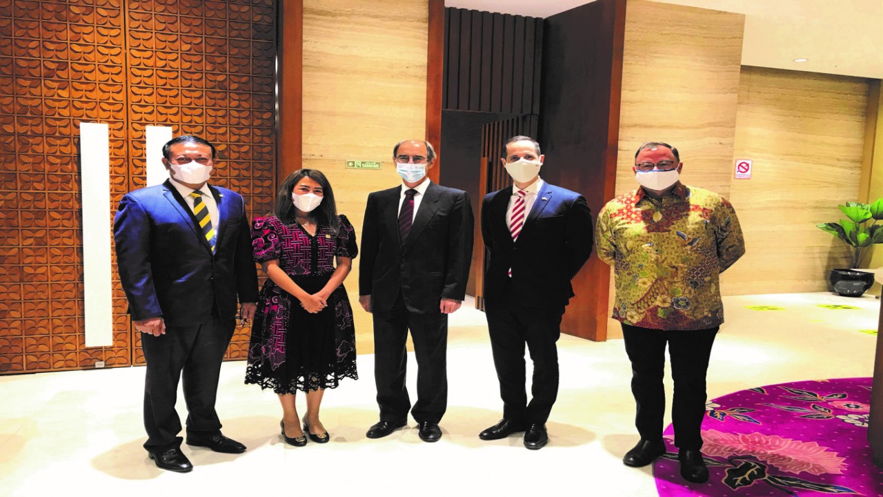 (Kiri ke kanan) Gde Sumarjaya Linggih, Sondang Tampubolon, Kurt Kunz, Philippe Strub dan Chris Bendl. (Foto: SwissCham/.)