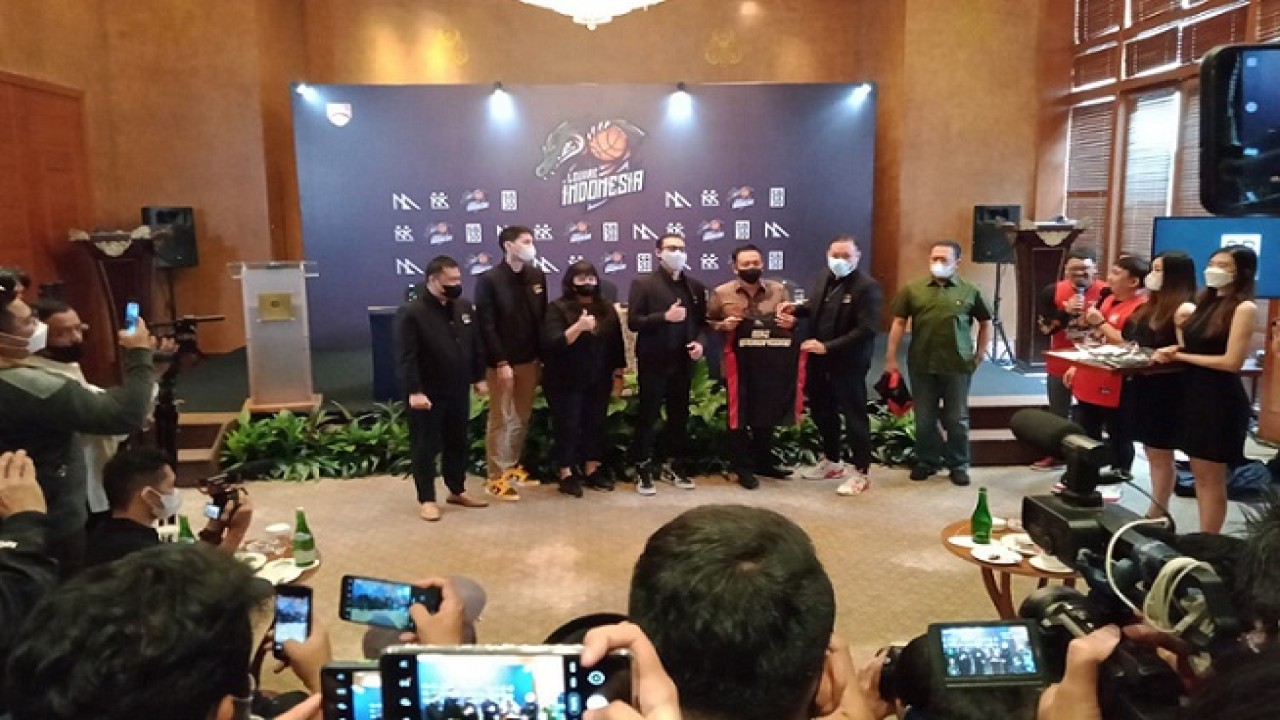 Konferensi pers tim basket Louvre Indonesia