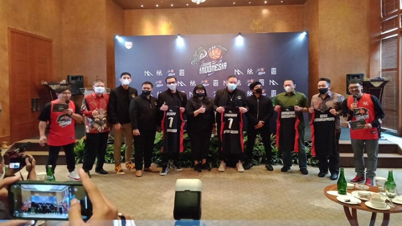 Konferensi pers tim basket Louvre Indonesia