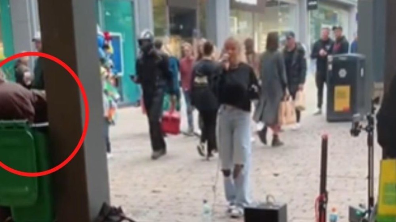 Penyanyi jalanan Liv Harland. (Istimewa)