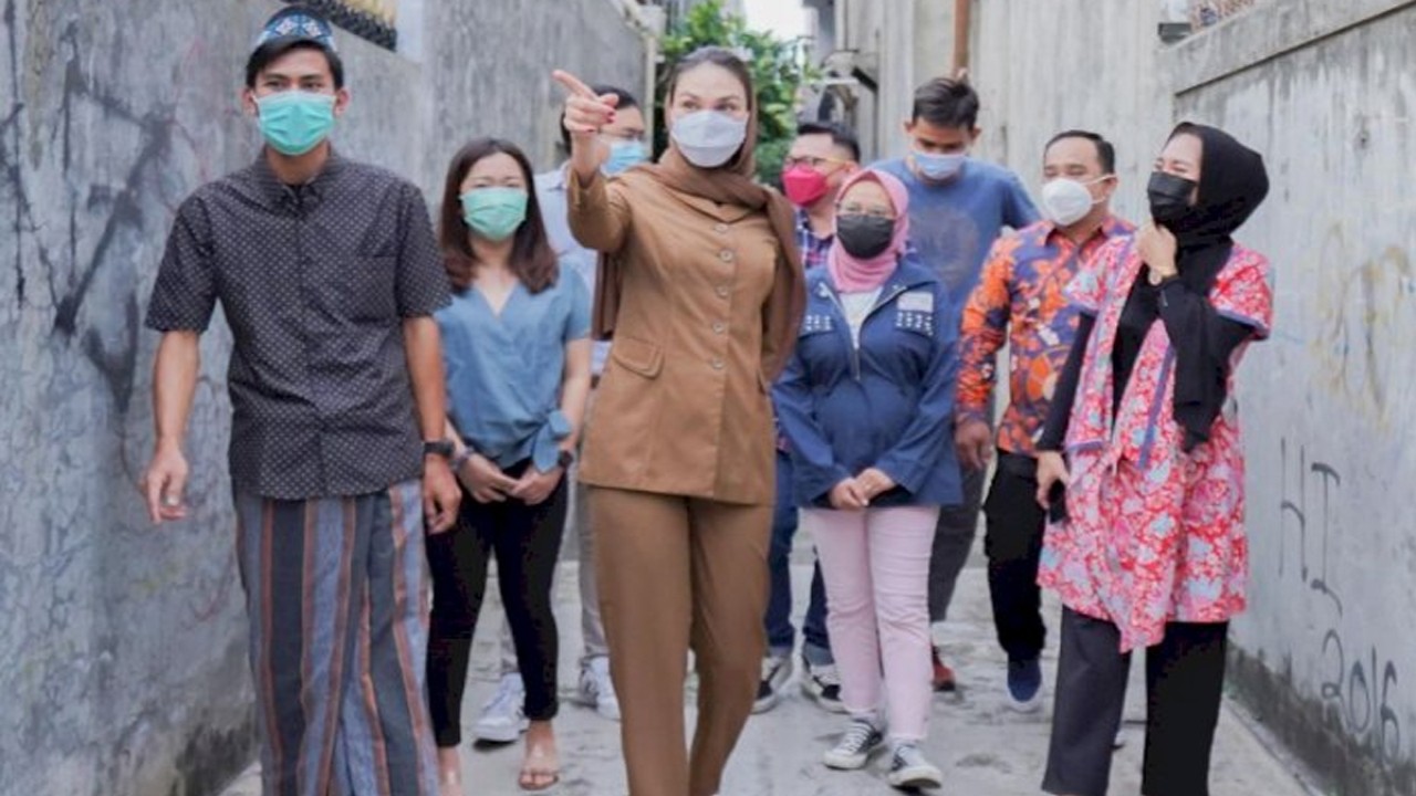 Luna Maya lakukan tugas pertamanya sebagai Ibu RT. (Foto : Instagram/@lunamaya)