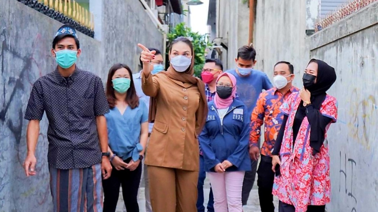 Luna Maya mengenakan seragam cokelat. (Instagram)