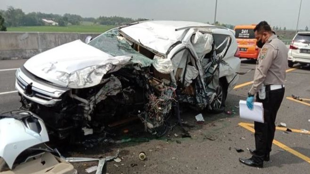 Mobil Vanessa Angel ringsek. (net)