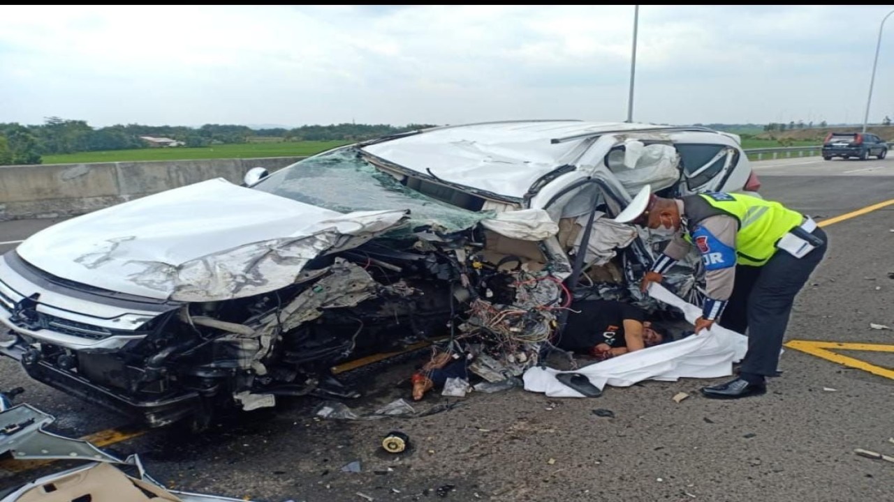 Mobil yang ditumpangi Vanessa Angel  dan suami rusak parah/ist