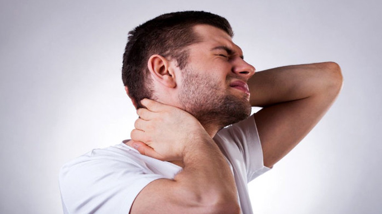 Nyeri leher karena 'salah bantal'. (wowkeren.com)