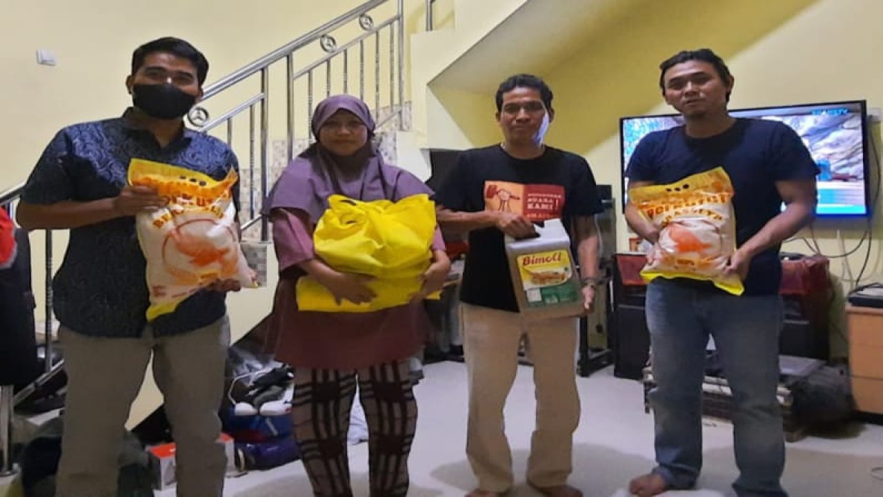 Penyerahan paket sembako dari Polri.