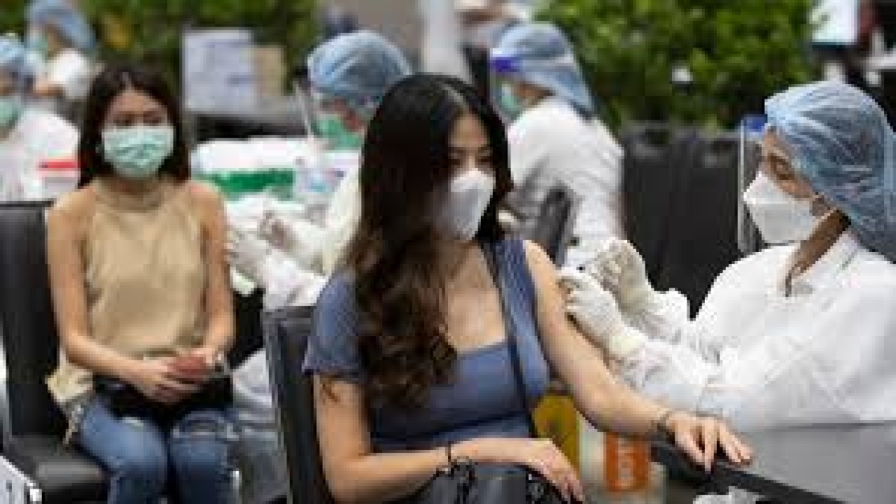 Para perempuan antusias mengikuti vaksinasi covid-19/ist