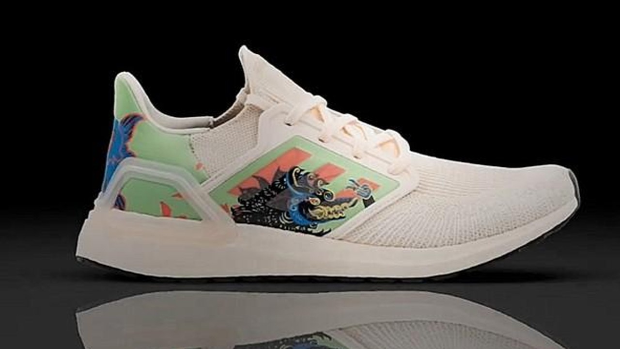 Penampakan desain sepatu Adidas dengan motif wayang kulit. (Instagram/Adidas)