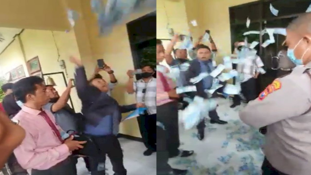 Pengacara hamburkan uang puluhan juta di depan Mapolsek Kota Banyuwangi/ist