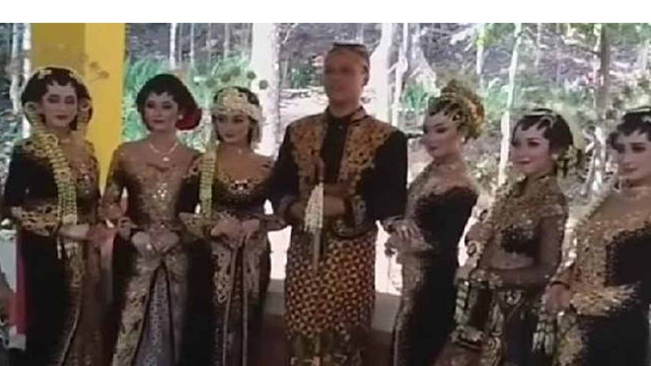 Seorang pria menikahi delapan wanita sekaligus. (suara.com)