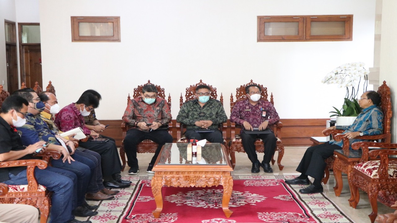 Pertemuan Gubernur Bali I Wayan Koster dengan pimpinan TV penyelenggara siaran digital di Bali. (Ist)