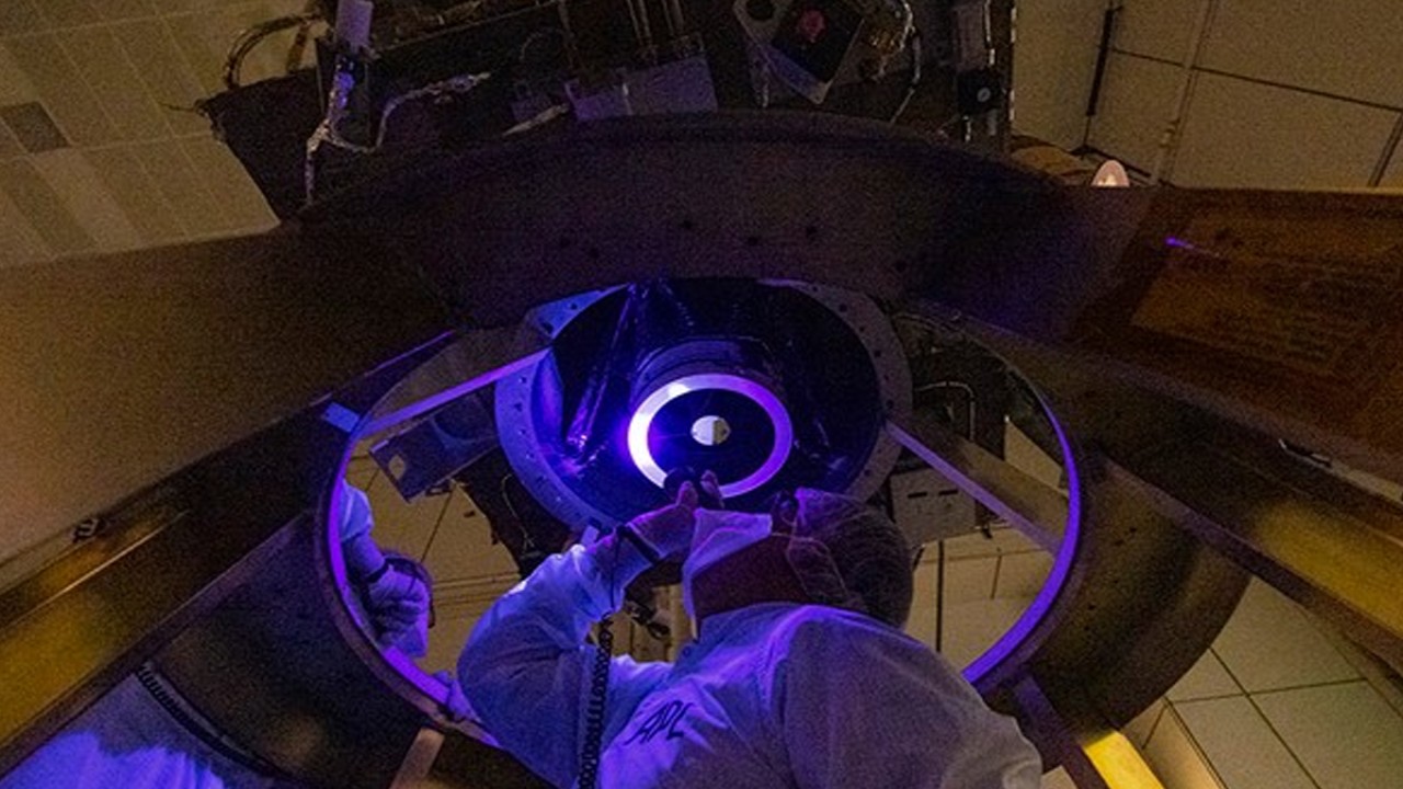 Ilustrasi, para ilmuwan tengah memeriksa Pesawat ruang angkasa yang akan digunakan untuk misi penabrakan Asteroid. (nasa.gov)