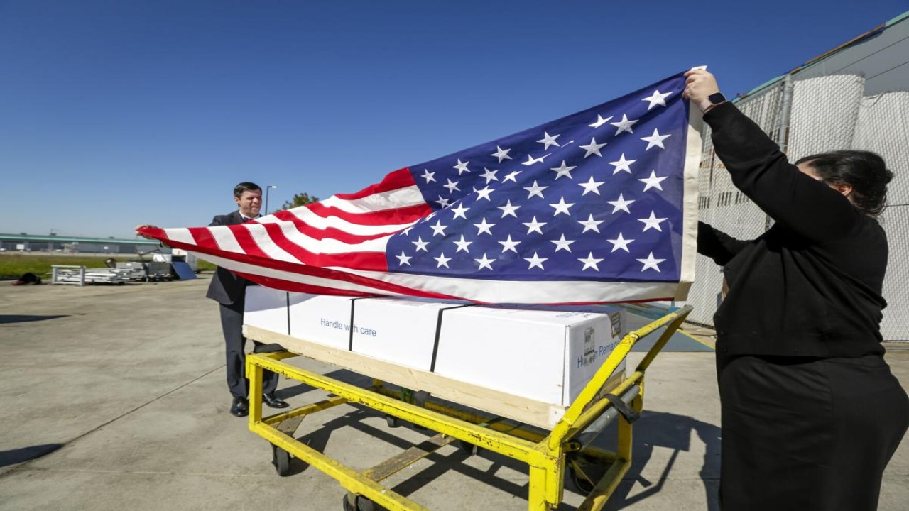 Peti jenazah mendiang David Saunders yang akan menjadi obyek dalam acara bedah mayat di depan umum/ist