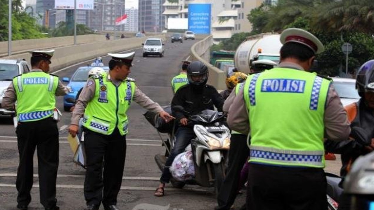 Ilustrasi, Polisi melakukan penilangan pada kendaraan yang melanggar. (beritaterkini.co)