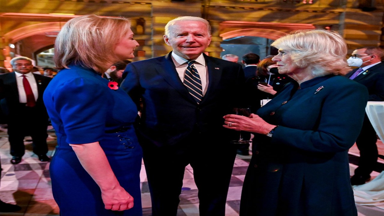 Presiden AS Joe Biden (tengah) dilaporkan kentut saat berbincang-bincang dengan Camilla Parker  (kanan) pada KTT NCOP 26 2021 di Skotlandia/ist