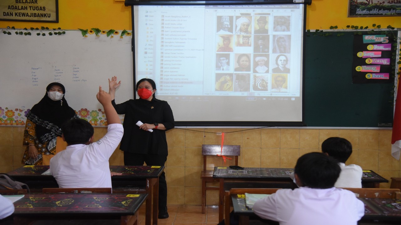 Ketua DPR RI Puan Maharani saat mengajar sejarah.