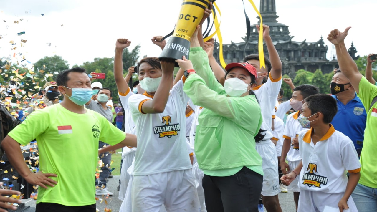 Ketua DPR RI Puan Maharani saat menyerahkan piala.