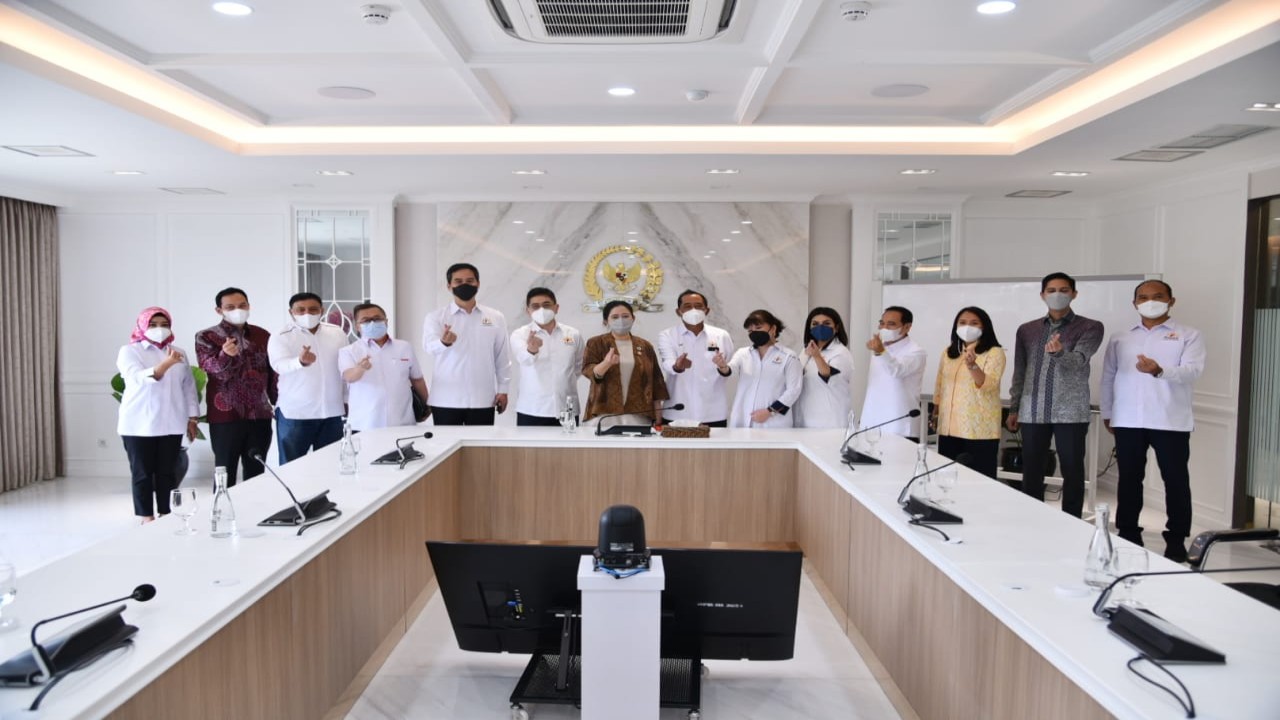 Ketua DPR RI Puan Maharani bersama pengurus Kadin Indonesia.