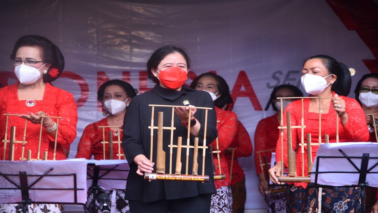 Ketua DPR RI Puan Maharani (tengah).