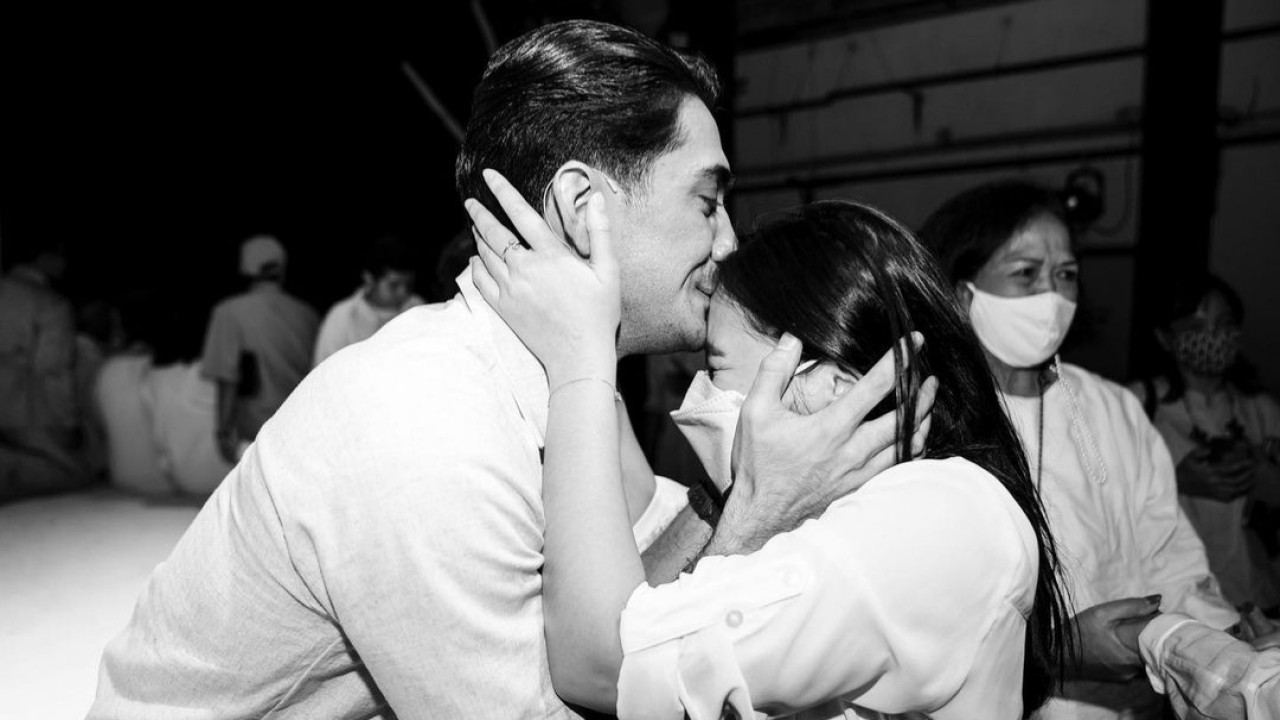 Reza Rahadian cium Prilly Latuconsina. (Instagram)