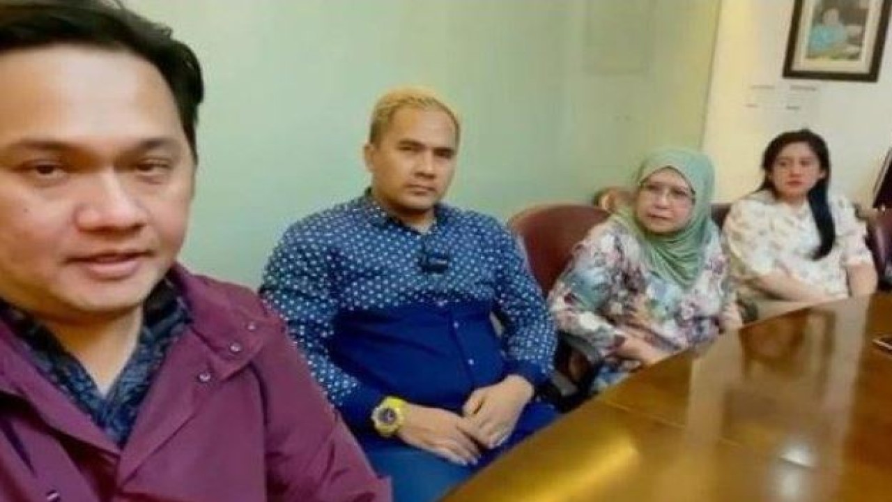 Saipul Jamil bersama Pengacara Farhat Abbas. (net)