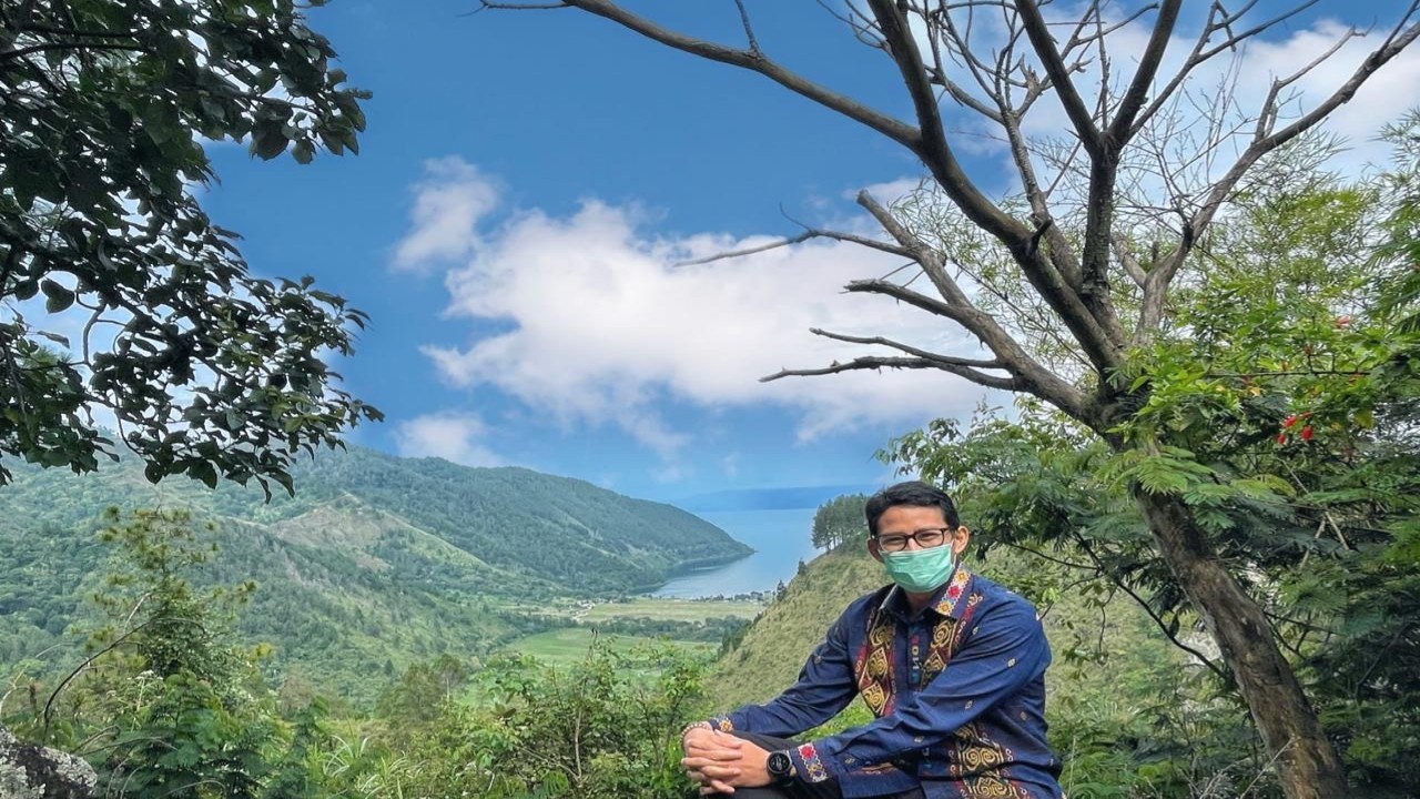 Sandiaga Uno berfoto di salah satu spot Danau Toba/ist