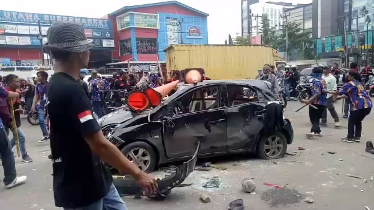 Satu unit mobil rusak berat dan 2 anggota ormas terluka para akibat bentrokan ormas di Karawang/ist