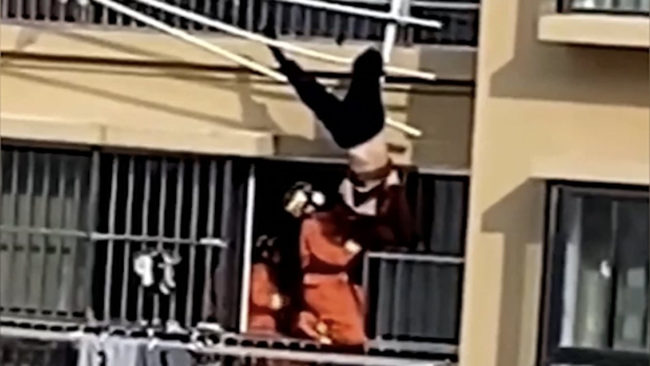 Seorang nenek 82 tahun di China terjatuh dan tersangkut di jemuran pakaian tetangganya/ist