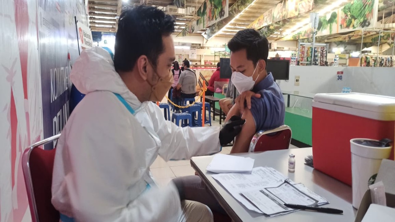 Vaksinasi Covid di Satpas SIM Cinere.