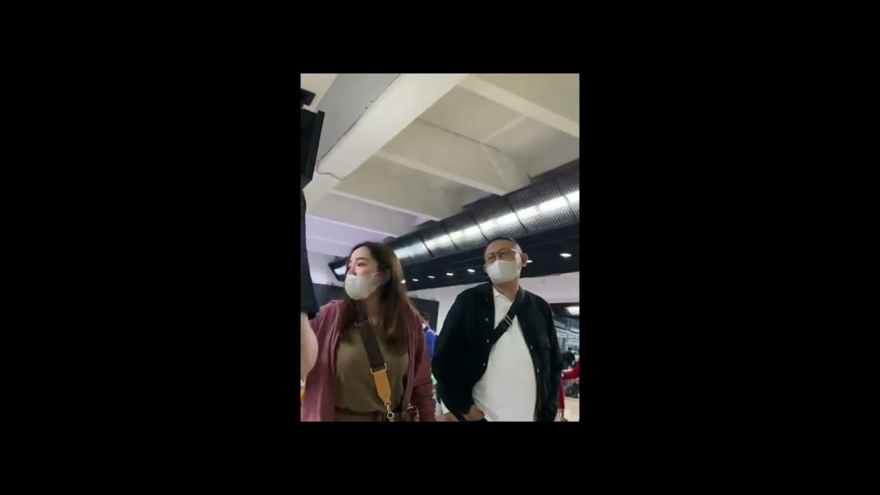 Wanita dan pria yang terlibat cekcok mulut dengan Arteria Dahlan dan ibunya.