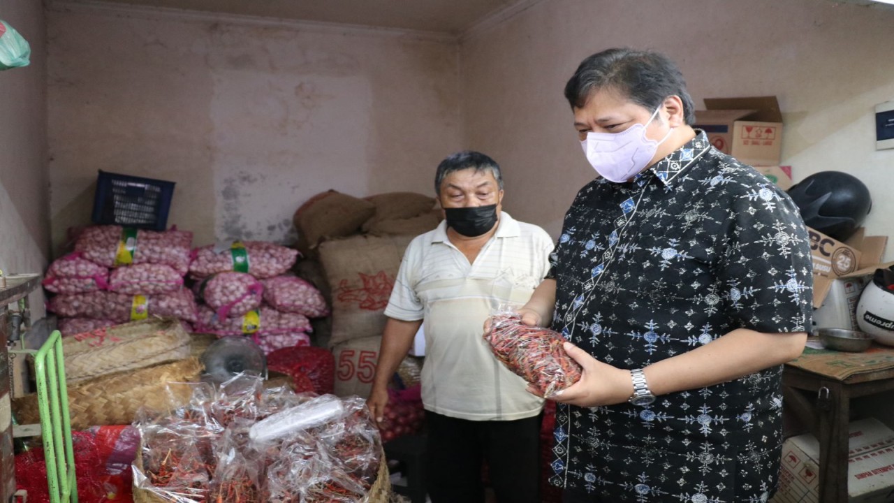 Airlangga Hartarto sedang meninjau pasar/ist