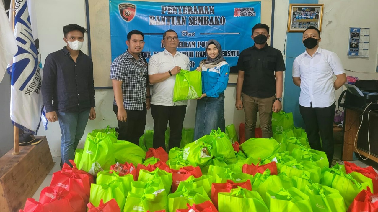 Penyerahan bantu sembako kepada perwakilan Aliansi Buruh Banten Bersatu.