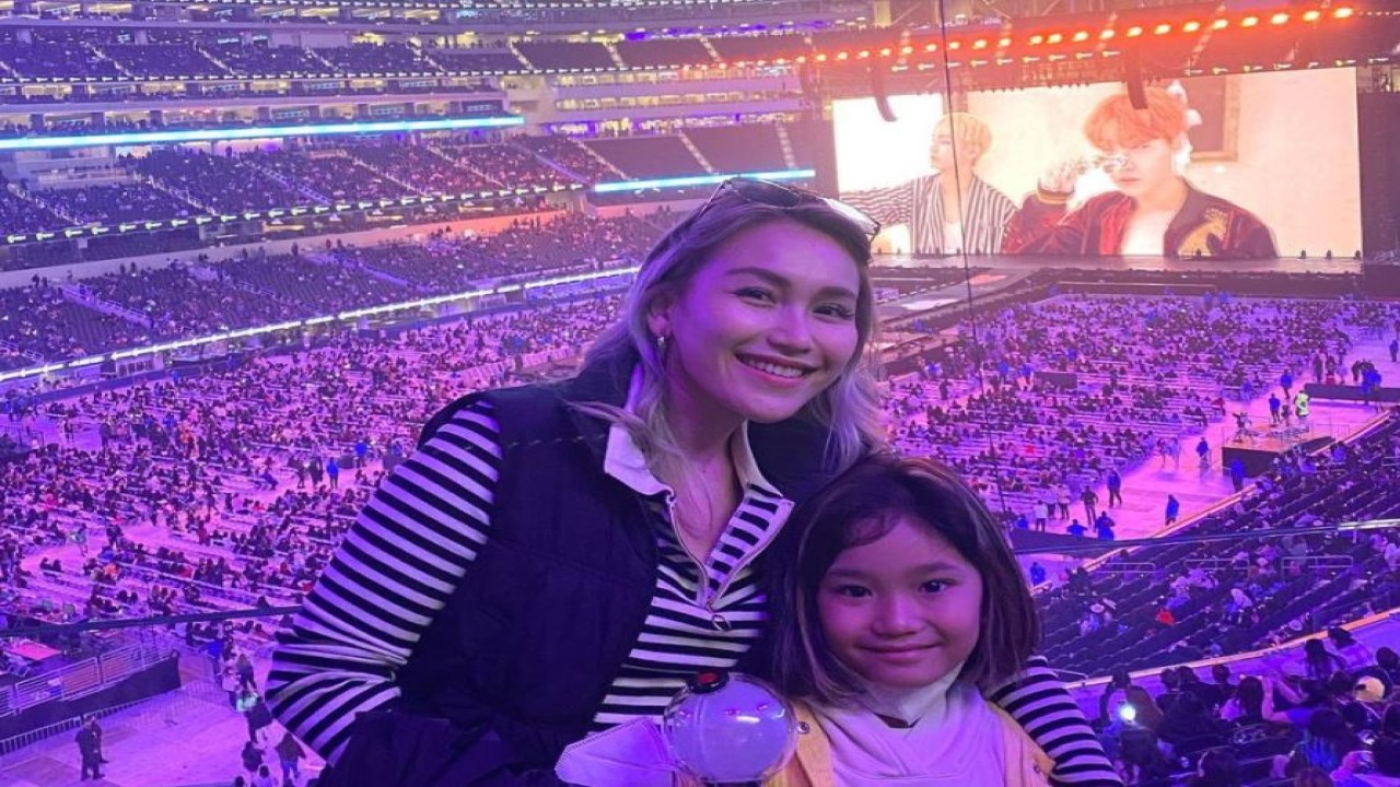 Ayu Ting Ting dan Bilqis Khumairah Razak nonton konser BTS. (Instagram @ayutingting92)