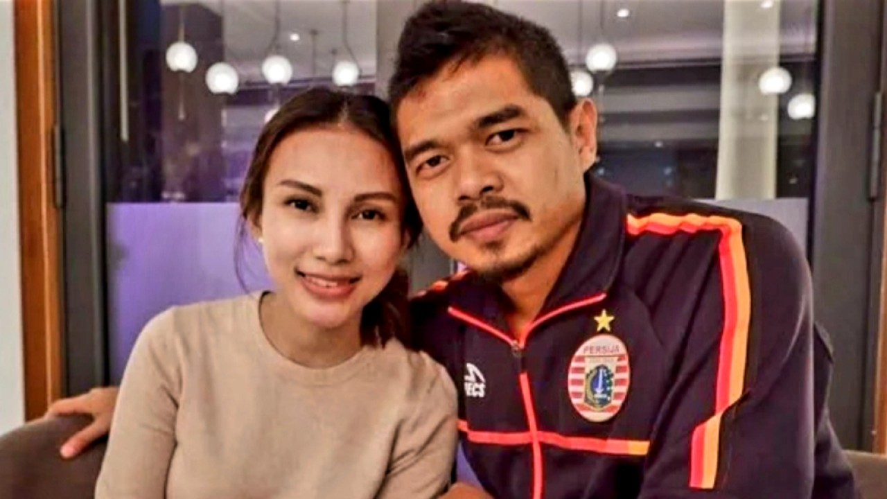 Bambang Pamungkas dan Amalia Fujiawati. (net)