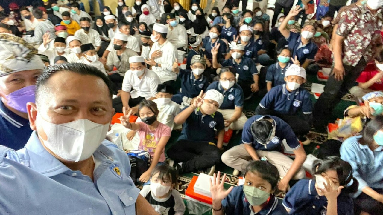 Bamsoet dan anak yatim lintas agama.