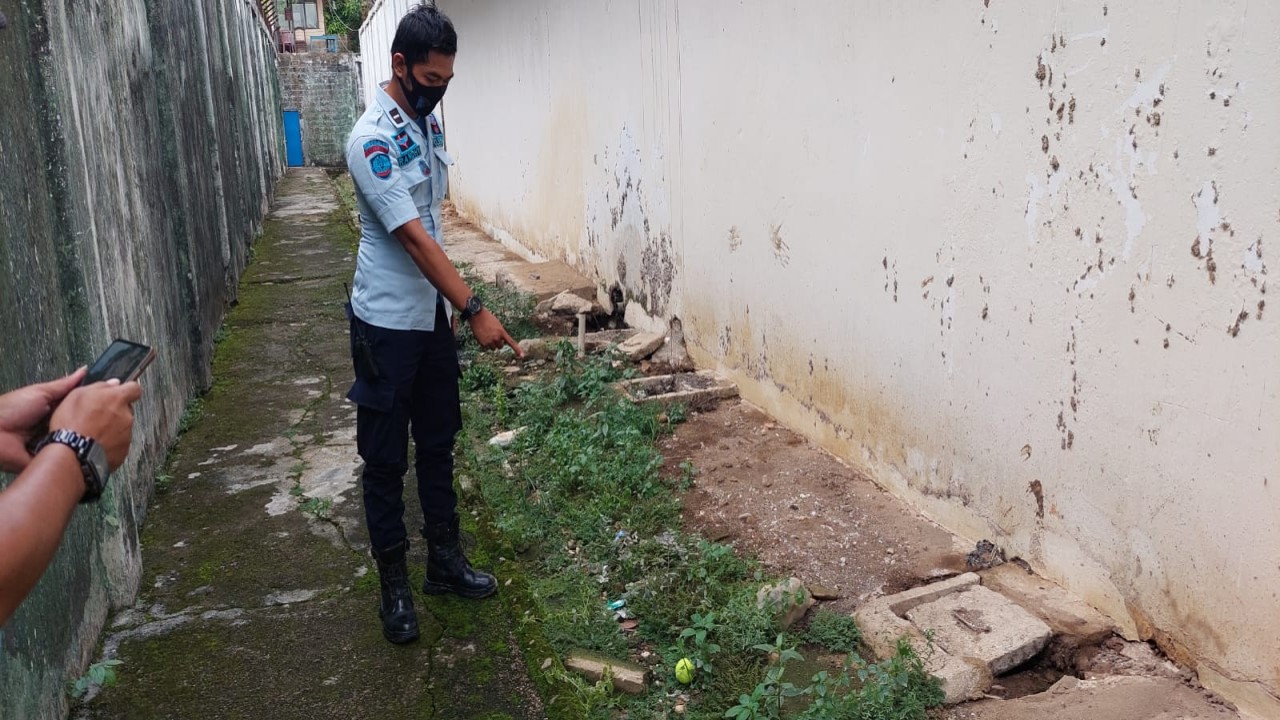 Bola tenis isi sabu saat ditemukan petugas.