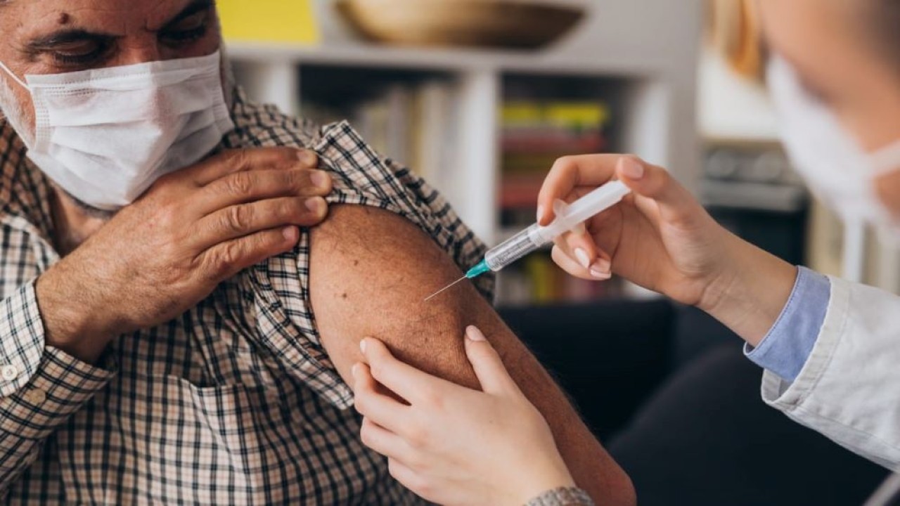 Ilustrasi pemberian vaksin Covid-19. (Yale Medicine)