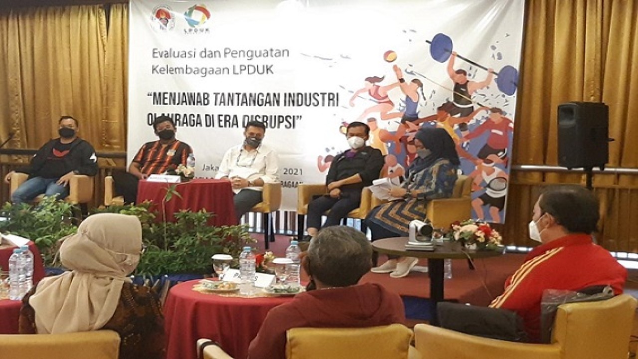 Diskusi Panel bertema Menjawab Tantangan Industri Olahraga