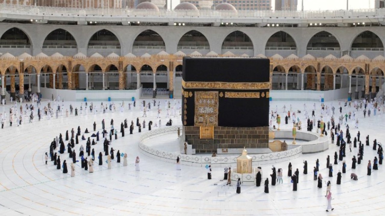 Jamaah di dua Masjid Suci wajib pakai masker dan menjaga jarak mulai Kamis (30/12/2021). (Istimewa)