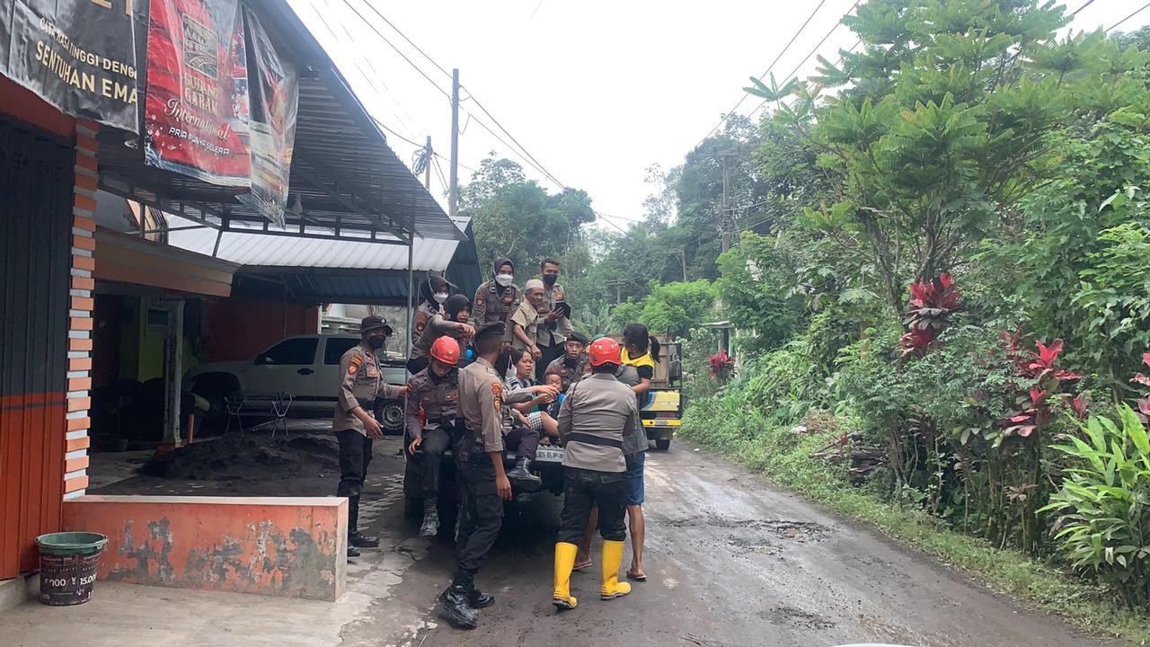 Evakuasi korban Semeru.