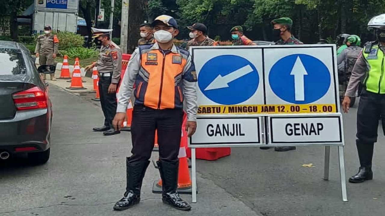 Ganjil-genap di Jalan Margonda Raya, Depok.