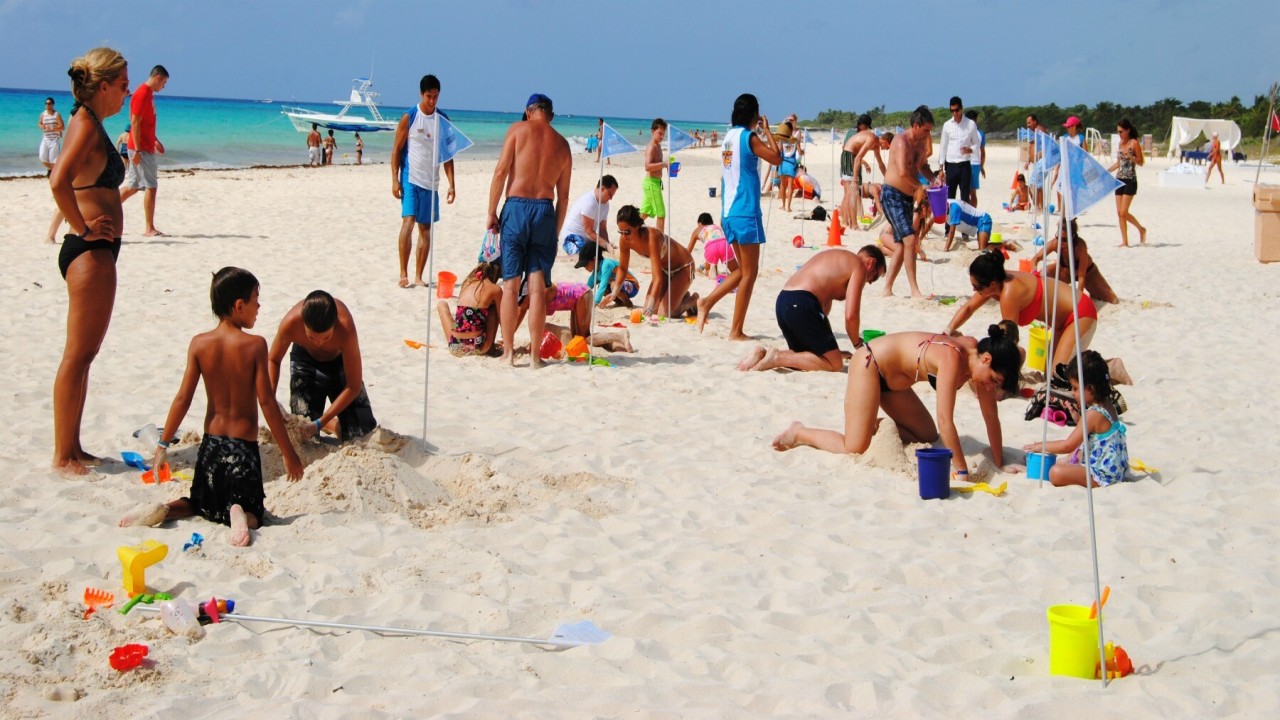 Geng narkoba terlibat baku tembak di kawasan pantai yang membuat para wisatawan panik dan berlarian/ist