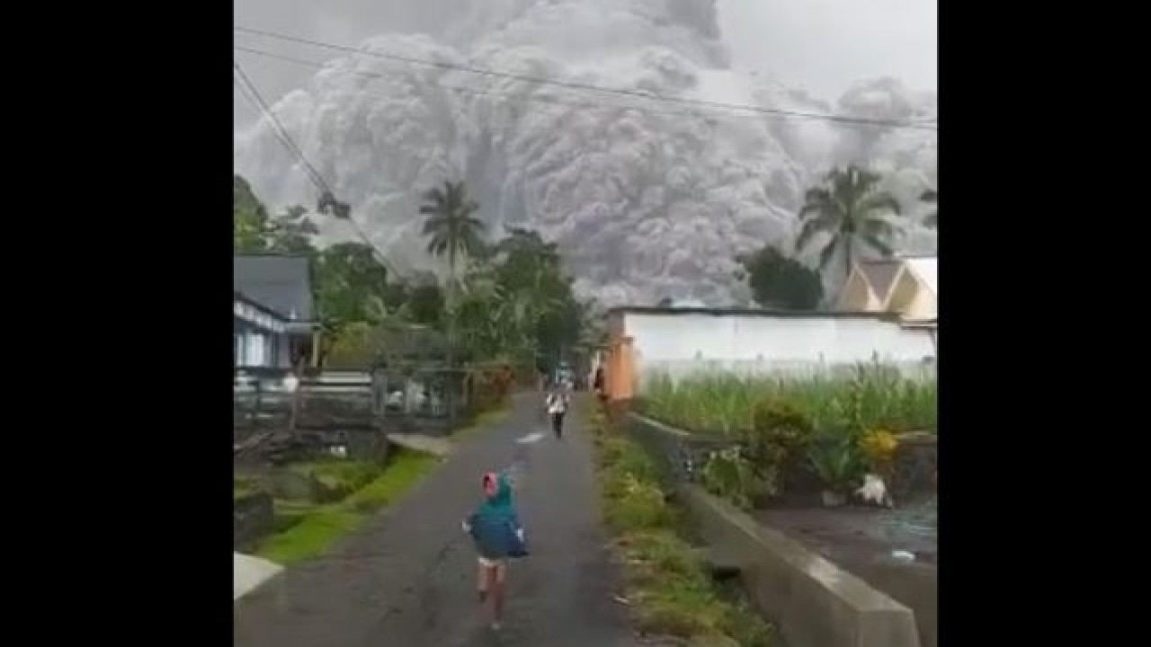 Gunung Semeru erupsi. (Istimewa)