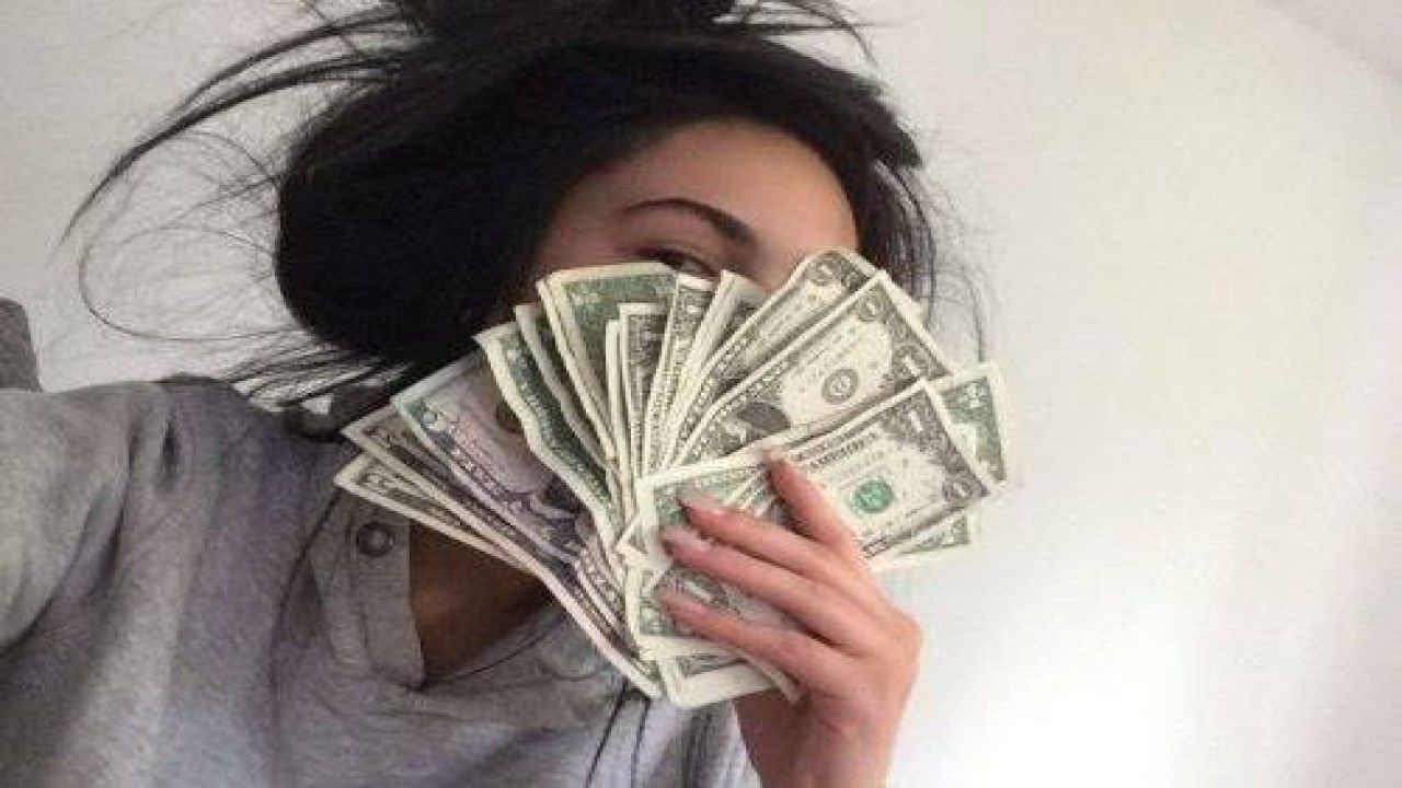 Ilustrasi banyak uang