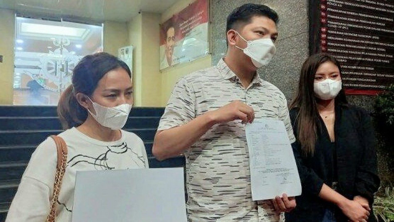 Korban dan kuasa hukum usai membuat laporan polisi.