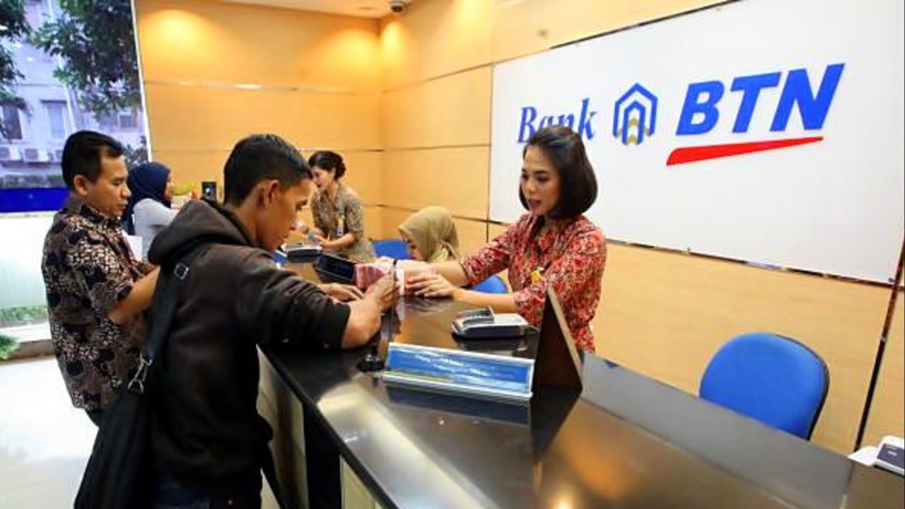 Karyawan BTN sedang melayani nasabah/ist