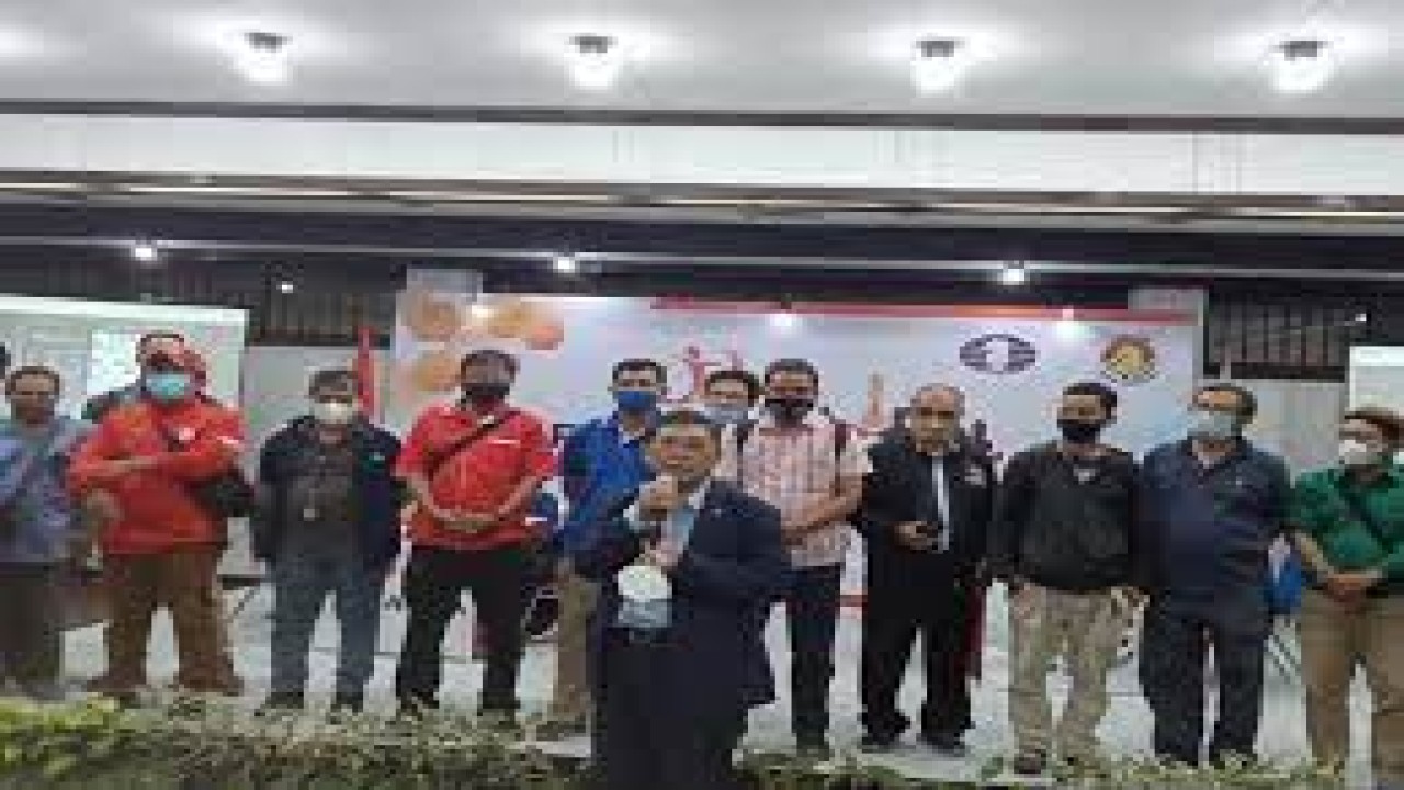 Ketua Umum PB Percasi Utut Adianto (depan) diabadikan bersama para peserta turnamen khusus wartawan di sela-sela JAPFA FIDE Rated Chess Tournament 2021 JAPFA Rated /ist